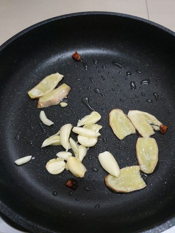 薑、八角先爆香，再加入蒜頭爆香