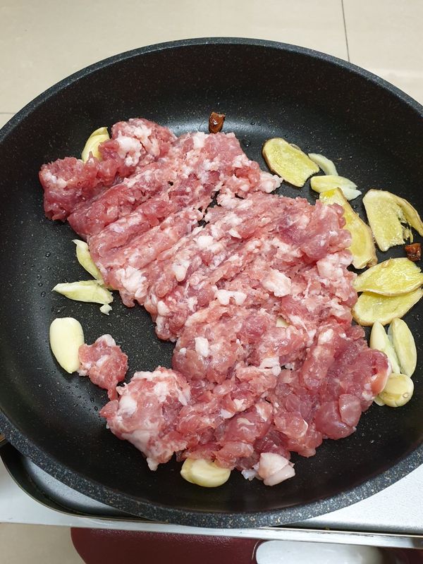 加入豬絞肉，炒散並炒至轉白