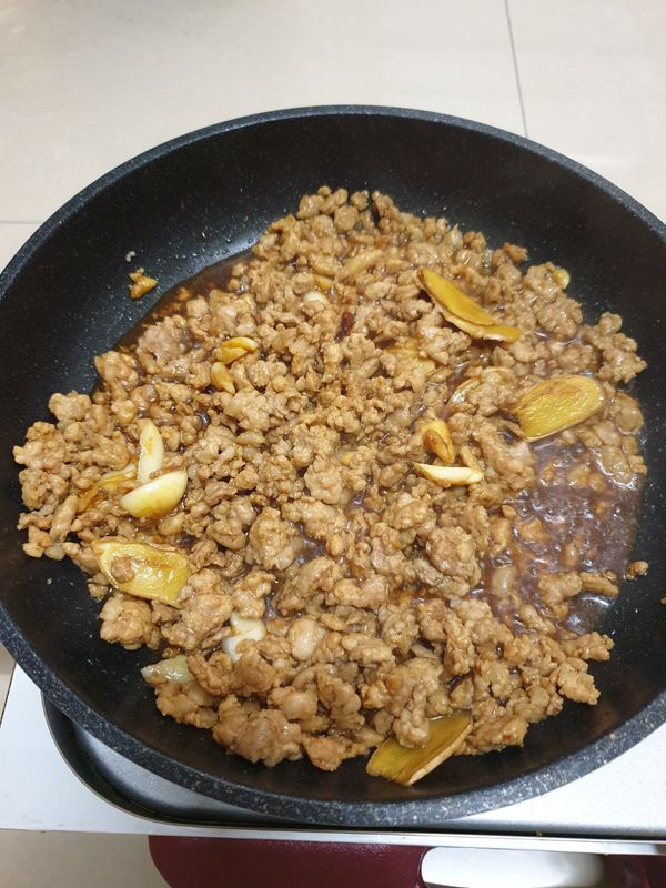 把醬汁煮滾，並燒出香氣