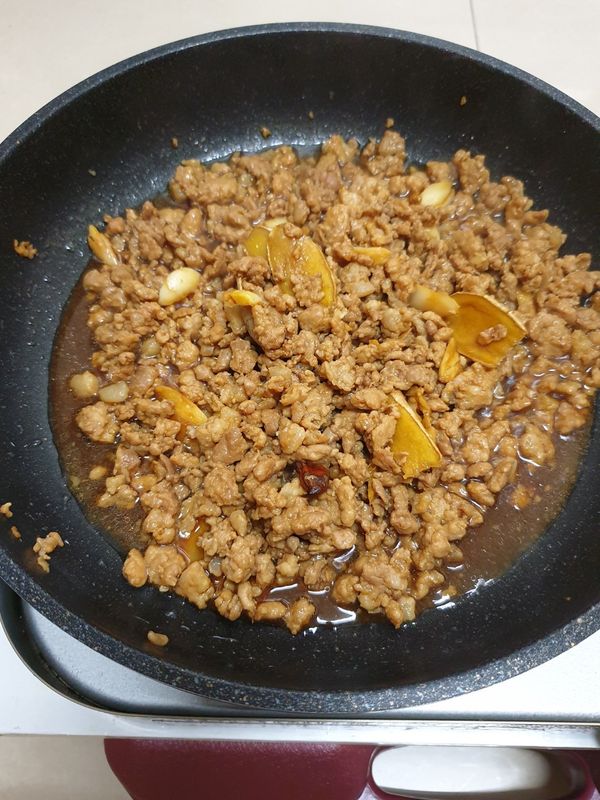 加入熱水，煮滾後燜煮10分鐘