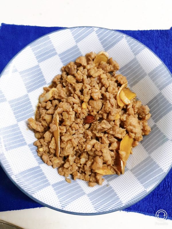 最後以砂糖、白胡椒粉調味，再淋上幾滴香油