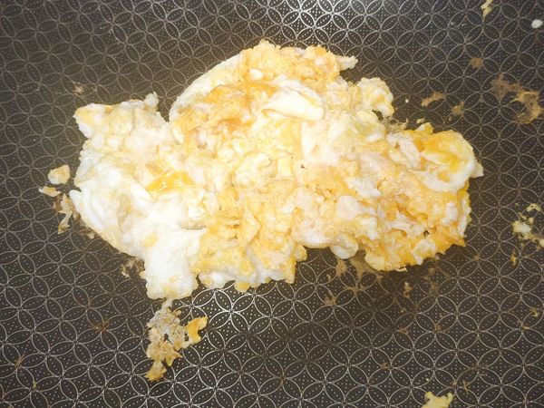 1.蒜頭切末，火腿切小塊。
2.熱鍋下少許油，下三顆蛋，翻炒至熟。
盛起。