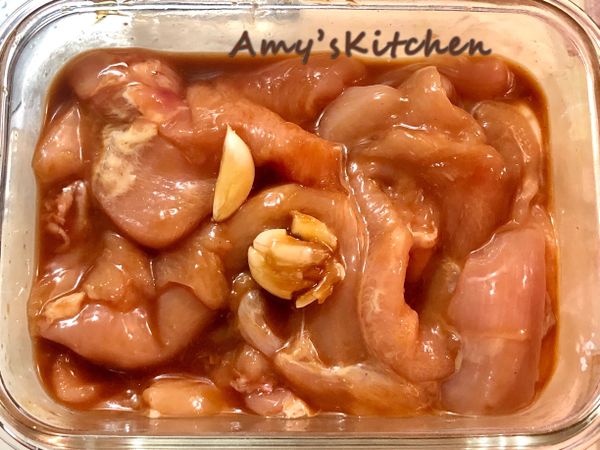 雞胸肉保鮮分享
●雞肉依每餐用量用密封盒或袋分裝放冷凍
●煮前取出放冷藏低溫解凍8-12小時
●煮時洗過切成條狀再用醃料醃20分鐘