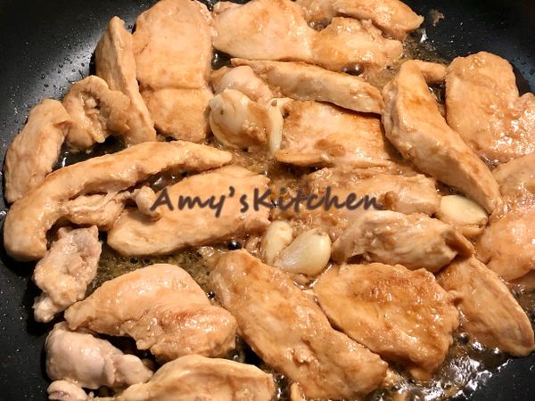 ●平底鍋冷鍋放油,整個密封盒含醃料一起倒進鍋中,蓋鍋煎香雞柳