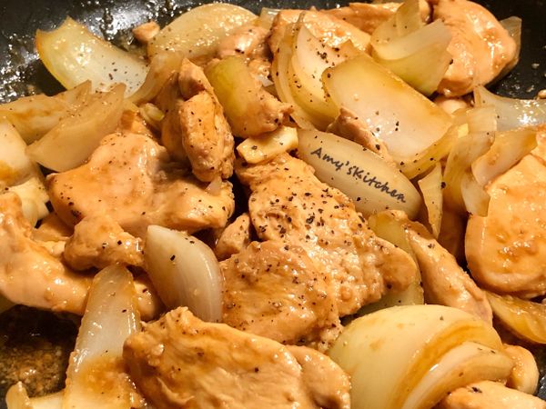 ●約3分鐘聞到醬香肉香開鍋拌炒一下
●放進洋蔥再蓋鍋3分鐘
●聞到洋蔥甜味,棒棒的,打開鍋拌拌,轉上黑胡椒粒,偽餐廳又簡單搞定