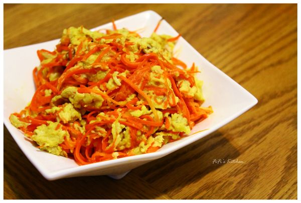 倒入全部蛋液，半熟時從中間攪散，待蛋熟後即可起鍋。