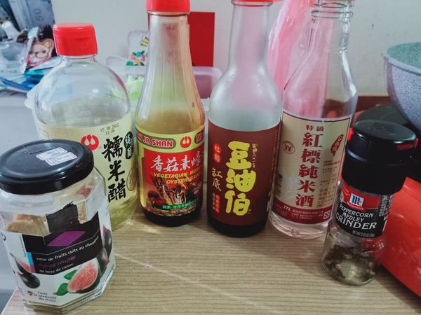 備料：
* 洋蔥切片（稍寬，因為要燉煮）、紅蘿蔔滾刀切中型、蒜頭切片、蔥切段、馬鈴薯切塊（這次用已蒸熟馬鈴薯）

* 醬油+醬油膏先倒入碗中調好備用