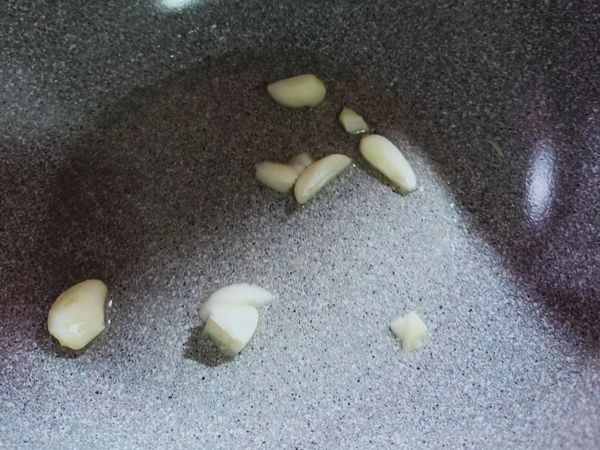 * 熱鍋下鵝油加蒜頭爆香