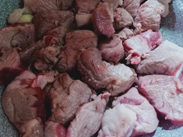 * 加入肉塊，煎到兩面恰恰