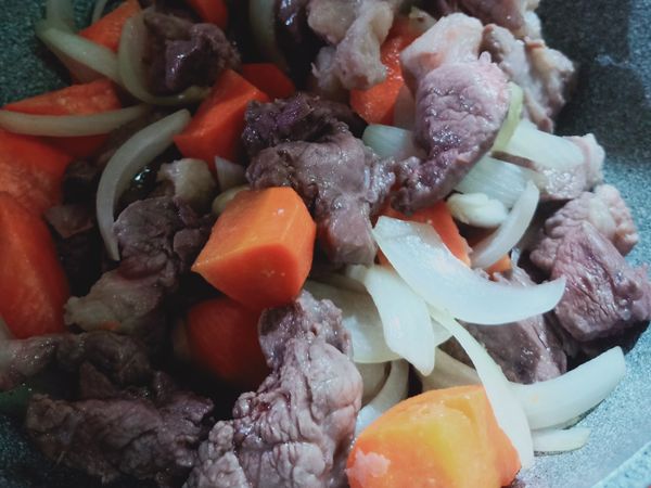 * 倒入紅蘿蔔+洋蔥拌炒至紅蘿蔔半透明裝，再加入醬油&amp;醬油膏上色肉塊