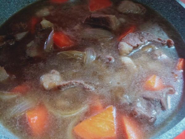 * 加水進去開始燉煮，此時加一點點醋，幫助肉軟嫩