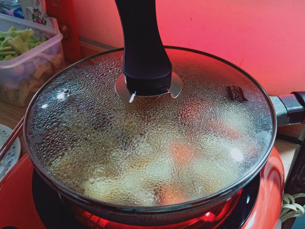 * 蓋上鍋蓋前，放入已蒸熟馬鈴薯塊一起燉