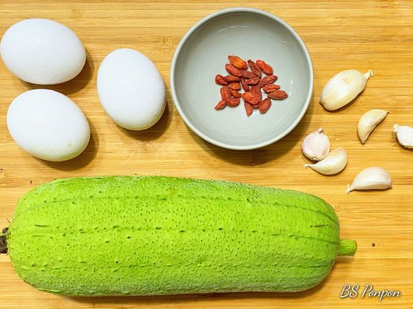 前置作業
1.絲瓜去皮切成條狀or塊狀(隨意以容易入口為原則)
2.絲瓜切好裝到碗中，加一匙鹽拌勻靜置10分鐘以防止氧化
3.大蒜去皮切碎、雞蛋打入碗中攪勻、3.枸杞泡水備用