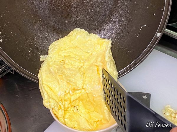 雞蛋下鍋煎至兩面凝固中間呈現液體的狀態，接著把雞蛋起鍋備用