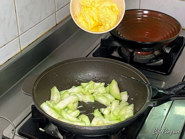 蒜碎爆香，放入絲瓜轉至大火快炒，當絲瓜呈現半透明。加入雞蛋一起拌炒~爐火轉至中火避免雞蛋過熟