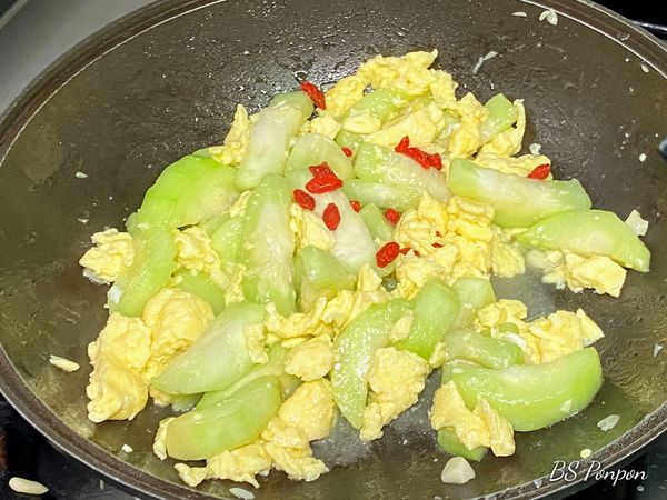 加入枸杞翻炒幾下就可以出鍋！