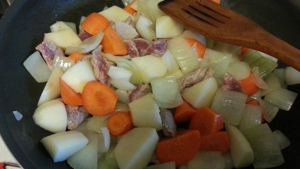 首先把洋蔥炒香，接著再加入雞肉里肌和其他材料一起入鍋炒