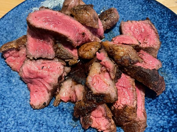 牛排完全退冰至室溫，擦乾，撒鹽和黑胡椒醃一小時