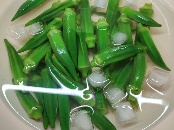 蒸兩分鐘後將秋葵倒入冰塊水內冷卻降溫冰鎮即可。