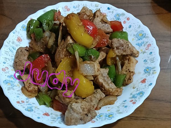 最後加入沙茶醬拌炒均勻並有沙茶香氣，熄火起鍋盛盤。