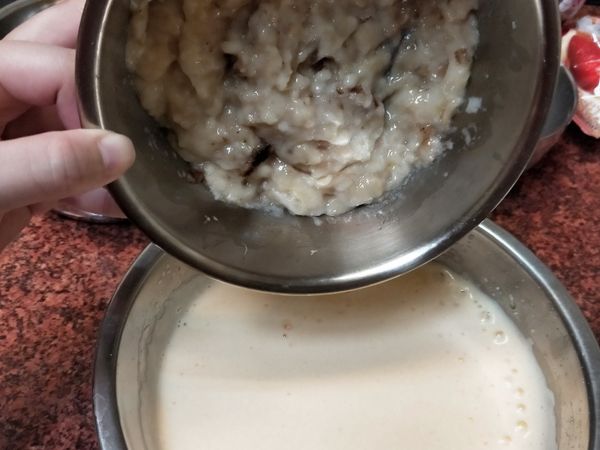 一次倒入香蕉泥，輕拌均勻