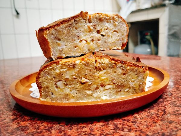 出爐後先等待約30分鐘讓蛋糕定型，再脫模放涼後拿掉烘焙紙。