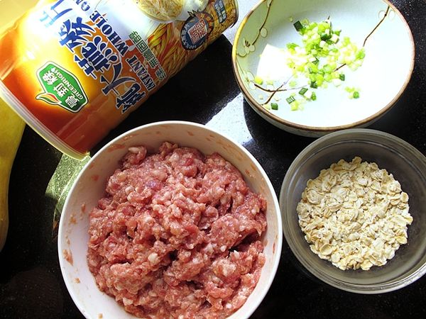 準備材料: 豬絞肉加入[豬肉醃料]醃至入味; 蔥花抓鹽去青; 大燕麥片加牛奶泡軟