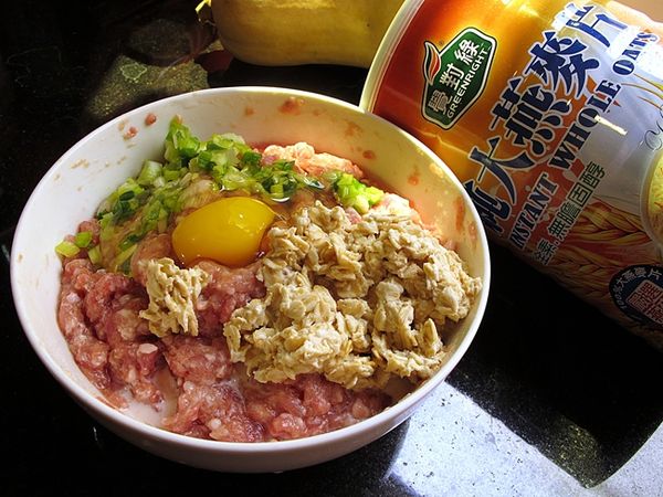 取一深碗, 將作法1的材料及雞蛋放入, 以同一方向攪拌約2分鐘...