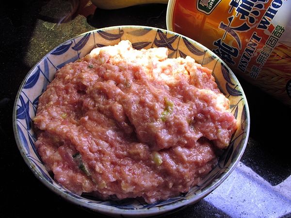 以同一方向拌勻後, 再整團肉拿起往盆內摔打, 排出空氣, 在煎的時候更不易散掉...