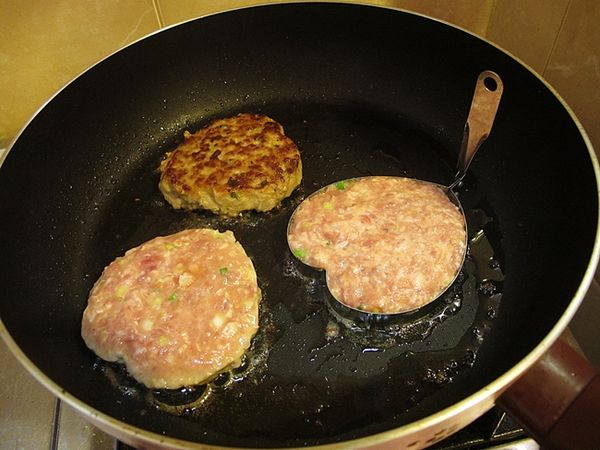 取一不沾鍋, 加入適量的豬油熱鍋, 放入煎蛋器, 將肉填滿, 以中火煎至肉的邊邊稍收, 即可取出煎蛋器, 接著就可翻面...再煎至底部上色盛起備用!