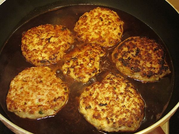 蓋上鍋蓋轉小火悶約7分鐘翻面, 再續煮7分鐘即可關火!