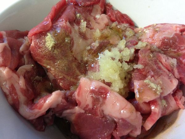 將[醃料]加入肉片中抓麻。