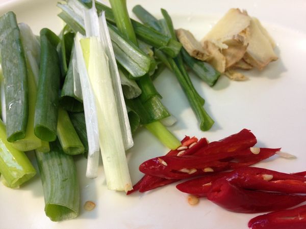 青蔥、辣椒切段，老薑切片備用。