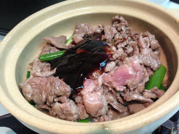 將肉片倒入鍋中，並加入[調味料]轉中大火翻炒幾下至肉片熟就可以關火嚕。