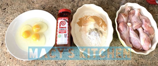 #1 . 備料：將雞腿肉退到冷藏的程度
（絕對不要直接使用剛從冷凍庫裡拿出來的棒棒腿唷）
➡️取一個乾淨容器，加入三顆蛋，打散。
➡️取另一乾淨容器，將粉類材料全部加入，混合均勻。
➡️將雞腿肉一個一個用廚房紙巾輕拭的沒有水分。