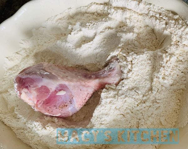 #2 . 將所有雞腿（直接）先沾粉類，請確定整隻雞腿都有沾到粉類喔。 
等約1分鐘。