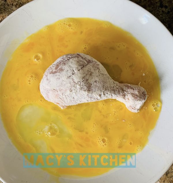 #3 . 將所有已經沾過粉類的雞腿，依序個別沾蛋液，一樣記得確定整隻雞腿都有沾到蛋液。