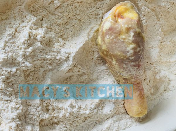 #4. 之後將所有沾過蛋液的雞腿們，再分別依序沾入麵粉。接著開始熱油鍋。
 （請注意炸雞的時候油非常容易濺岀，記得不要被燙傷了喔！）