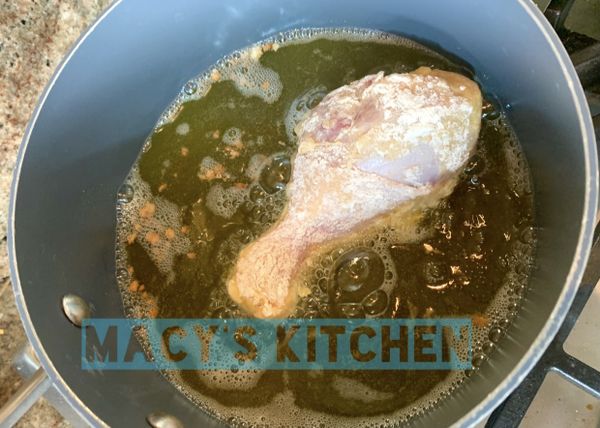 #5 . 熱油鍋裡（依鍋子大小，千萬不要過度在同一個鍋子裡一次加入太多雞腿）開中偏小火。
🥦小秘訣：用竹筷檢查是否是時候放入雞腿：假如放入油鍋之後的筷子周圍開始冒小泡泡，則可將雞腿（第一面）下鍋，