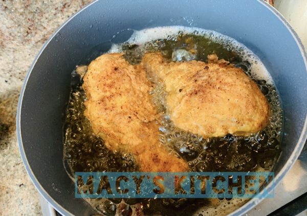 #6 . 第一面下鍋炸 5 分鐘 ; 之後翻面，再將第二面再炸 5 分鐘 （每隻雞腿都是）; 
取出炸完兩面的雞腿後，先放置一旁，直到所有的雞腿都炸完。

#7 . 完成！ 美味的炸雞就可以上桌囉！