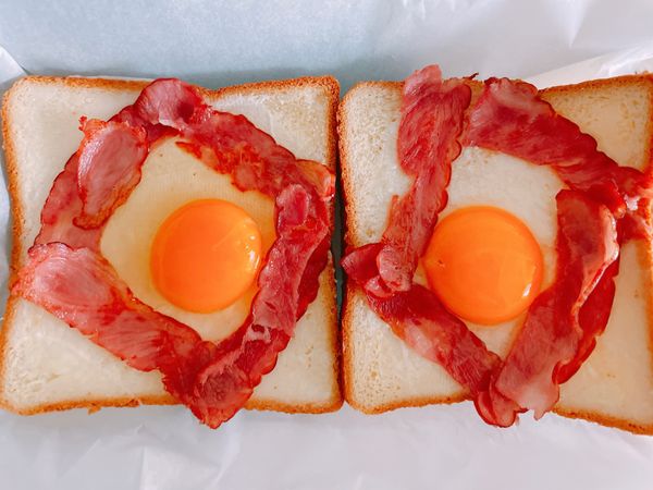 培根排放好之後打蛋在中間，預熱烤箱200度烤15分鐘