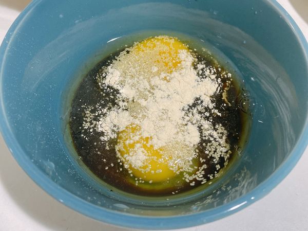 蛋兩顆打散加入醬油、調味料