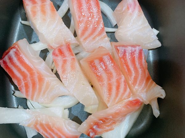 洋蔥切絲，鋪在容器底部
鯛魚切成適口大小，平均鋪在洋蔥上，再把蛋液加入