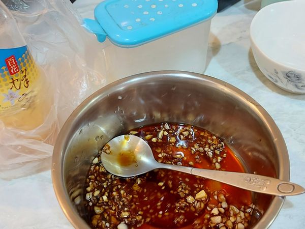 將醬料都加在一起，攪拌均勻。