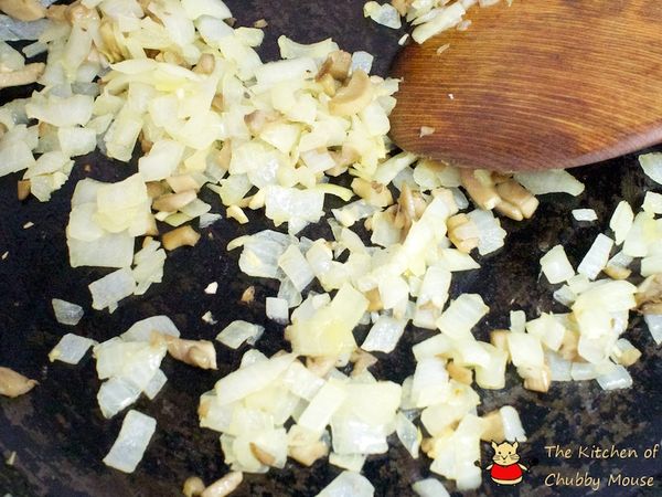 取一鍋小火將洋蔥炒至透明，加入菇梗末炒香，與其它[內餡]攪拌均勻後備用。