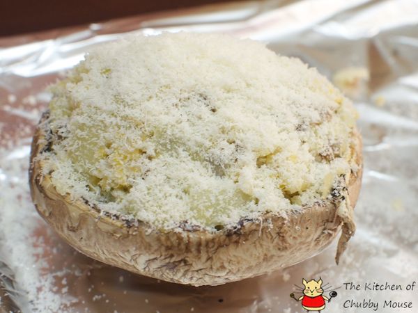 將波特菇裡外都均勻塗上奶油，填入[內餡]，灑上帕馬森起絲粉，烤箱以200度C烤20-30分鐘。