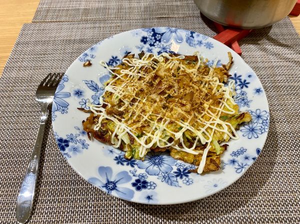 淋上大阪燒醬與美乃滋，最後撒上柴魚片就可以開動了😋
👉🏻大阪燒醬：
所有大阪燒醬材料與熱水混合攪拌均勻就是醬了，用熱水就不用特地放入鍋裡面加熱了