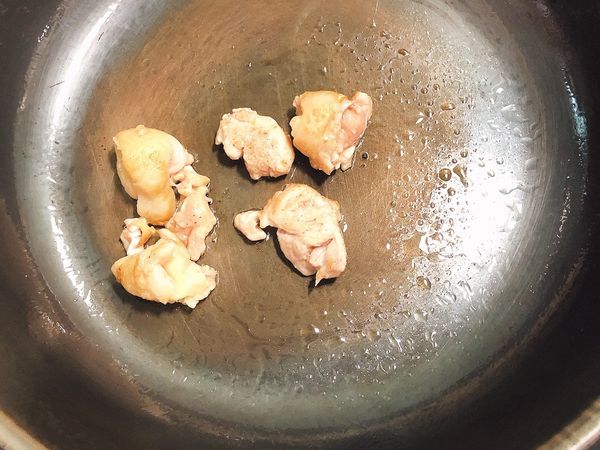 ❤️
1.少量橄欖油下鍋；油熱後將雞卷下鍋。