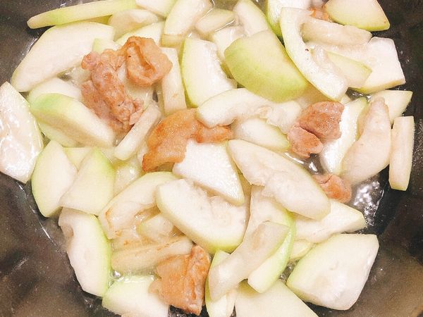 ❤️
1.雞卷皮微焦後，蒲瓜下鍋拌炒。

2.拌炒均勻後，開水下鍋。蓋上鍋蓋燜煮。

3.待蒲瓜軟後，下少許鹽巴、黑胡椒粒拌炒；即完成。