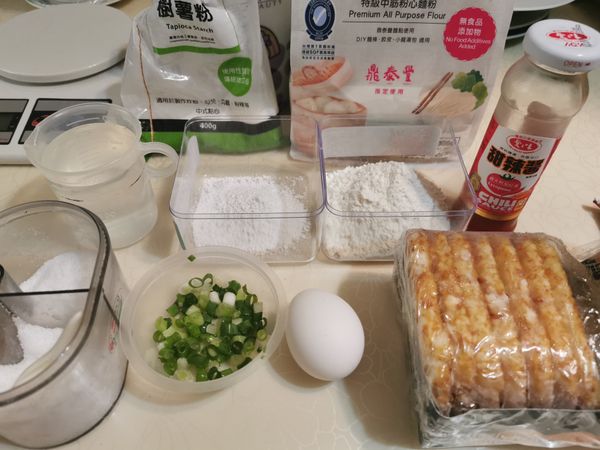 備料：
中筋麵粉90克（高筋口感太Q，個人偏好中筋）
蕃薯粉20克
水250ml
蔥-看個人喜好添加
醬料-看各人喜好添加
薯餅兩片(看要加什麼料都可）
起司兩片